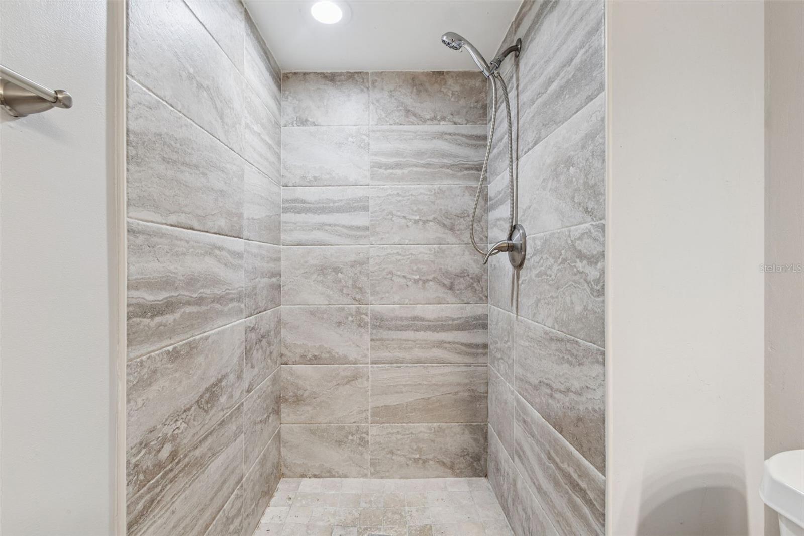 Image 28 of 65 For 208 Palmetto Ct 208