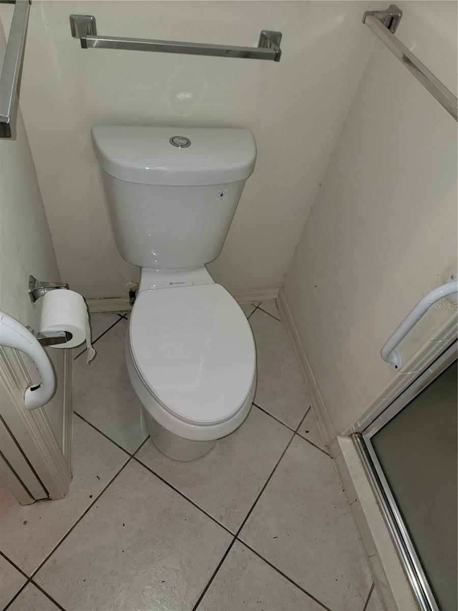 Image 23 of 39 For 1033 Oak Forest Drive