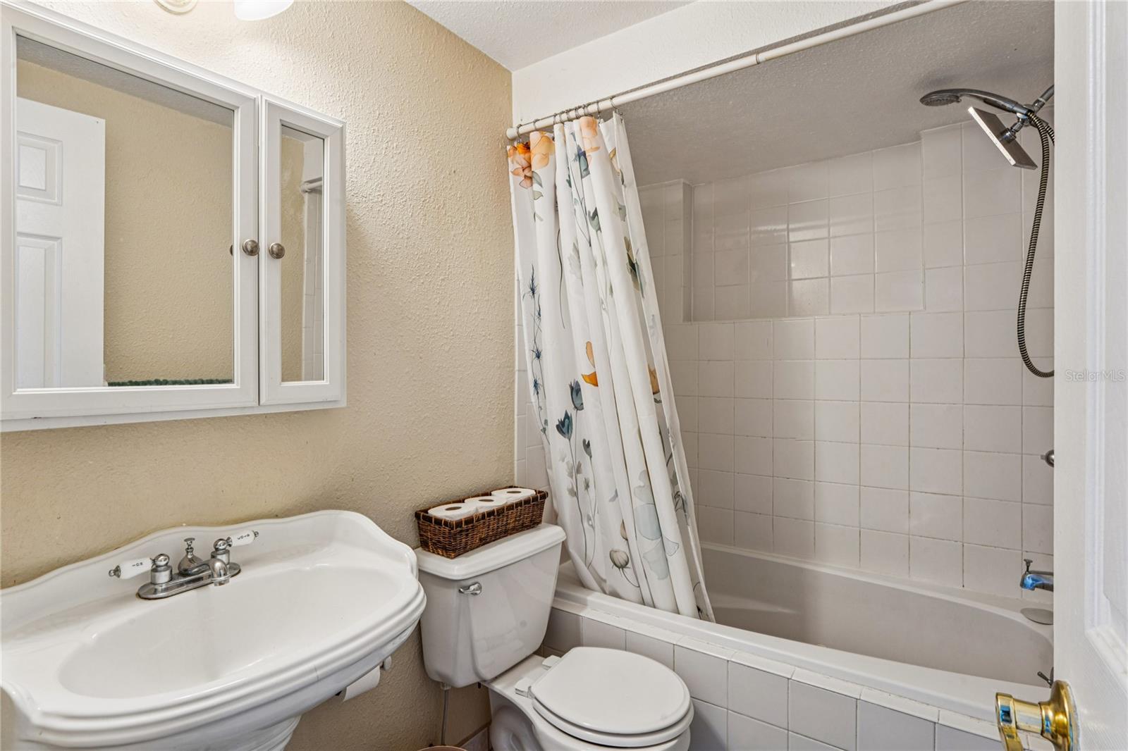 Listing photo id 13 for 7401 Country Club Drive