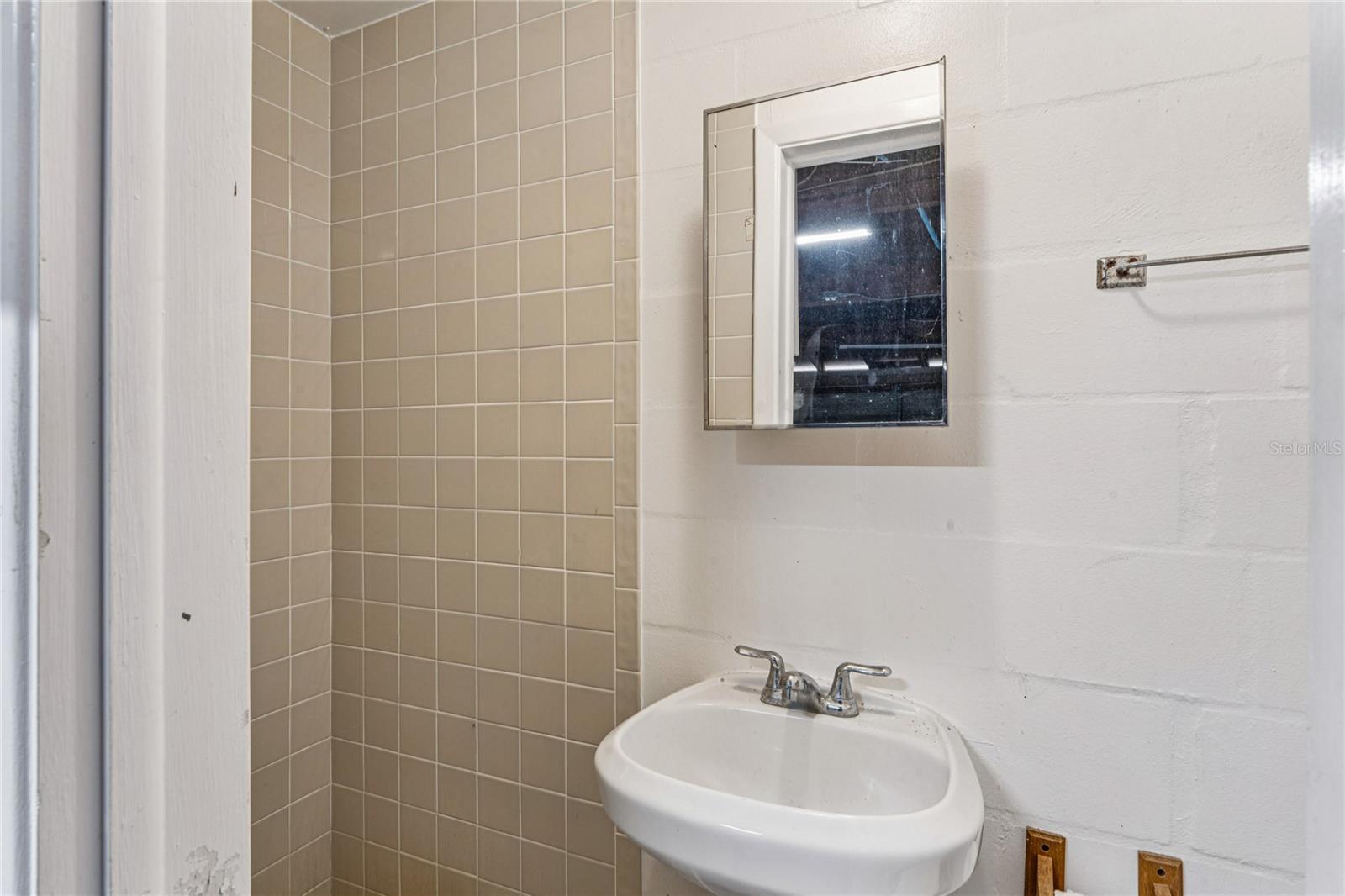 Listing photo id 35 for 7401 Country Club Drive