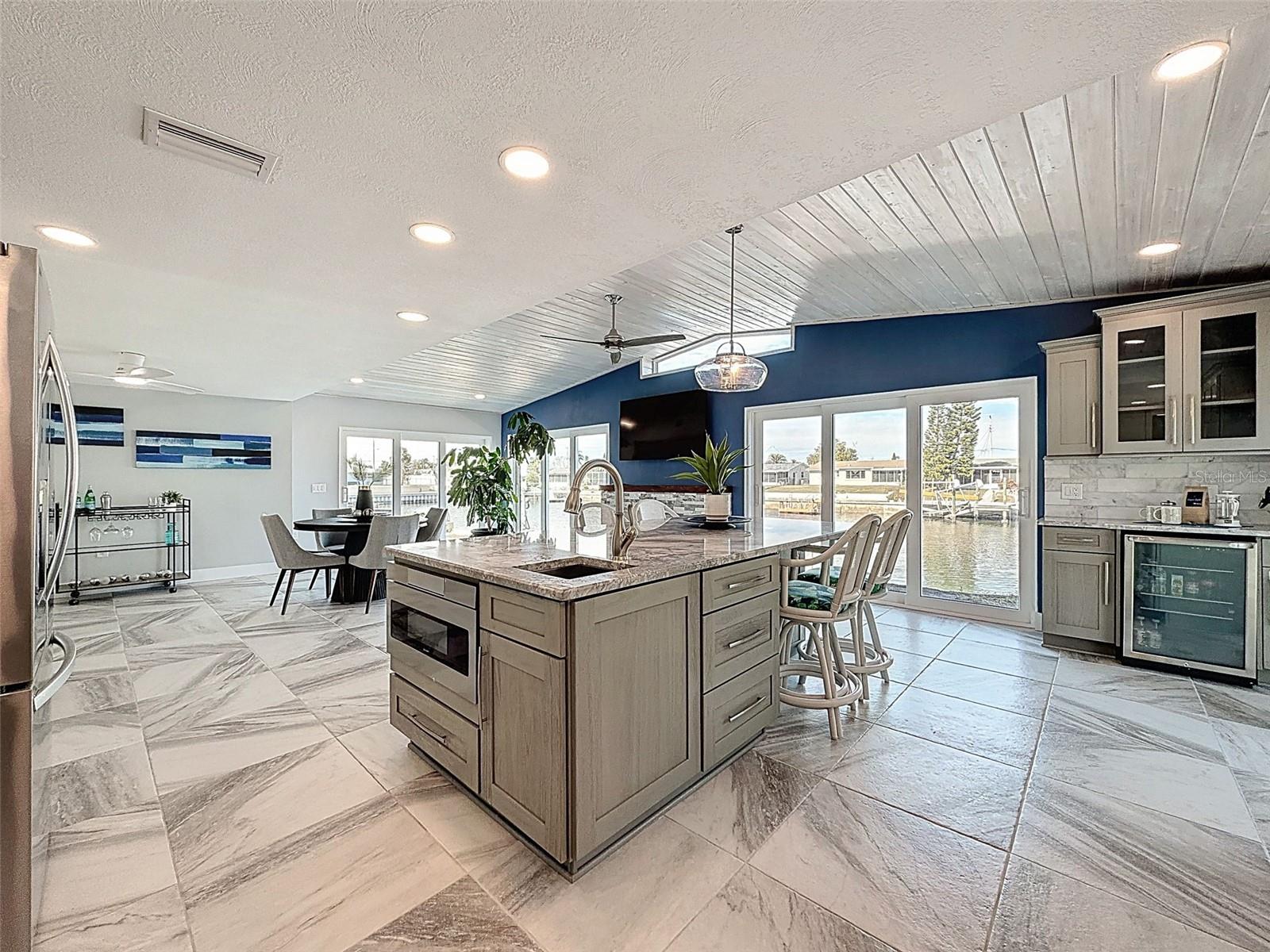 Listing photo id 9 for 12821 2nd Isle