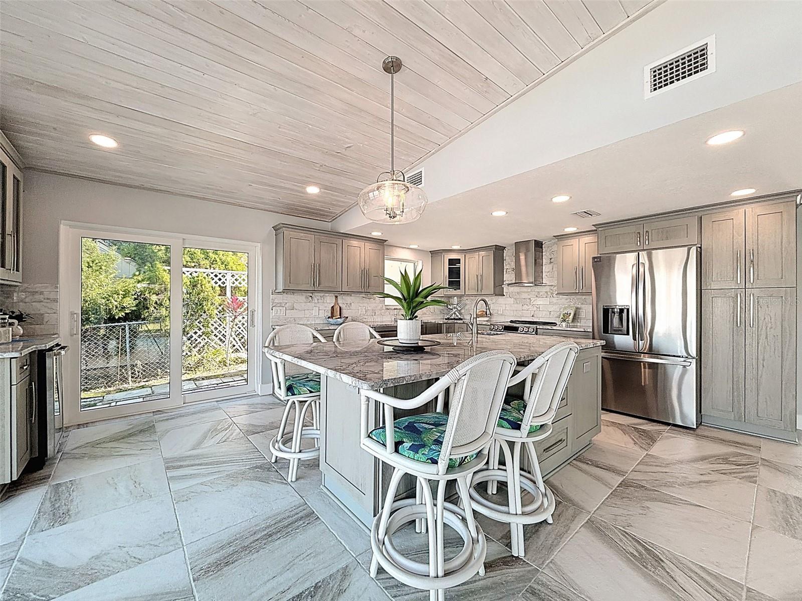 Listing photo id 13 for 12821 2nd Isle