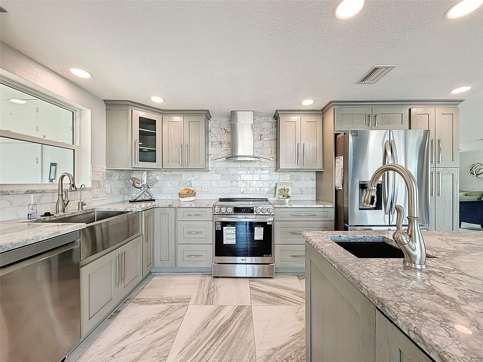 Listing photo id 16 for 12821 2nd Isle