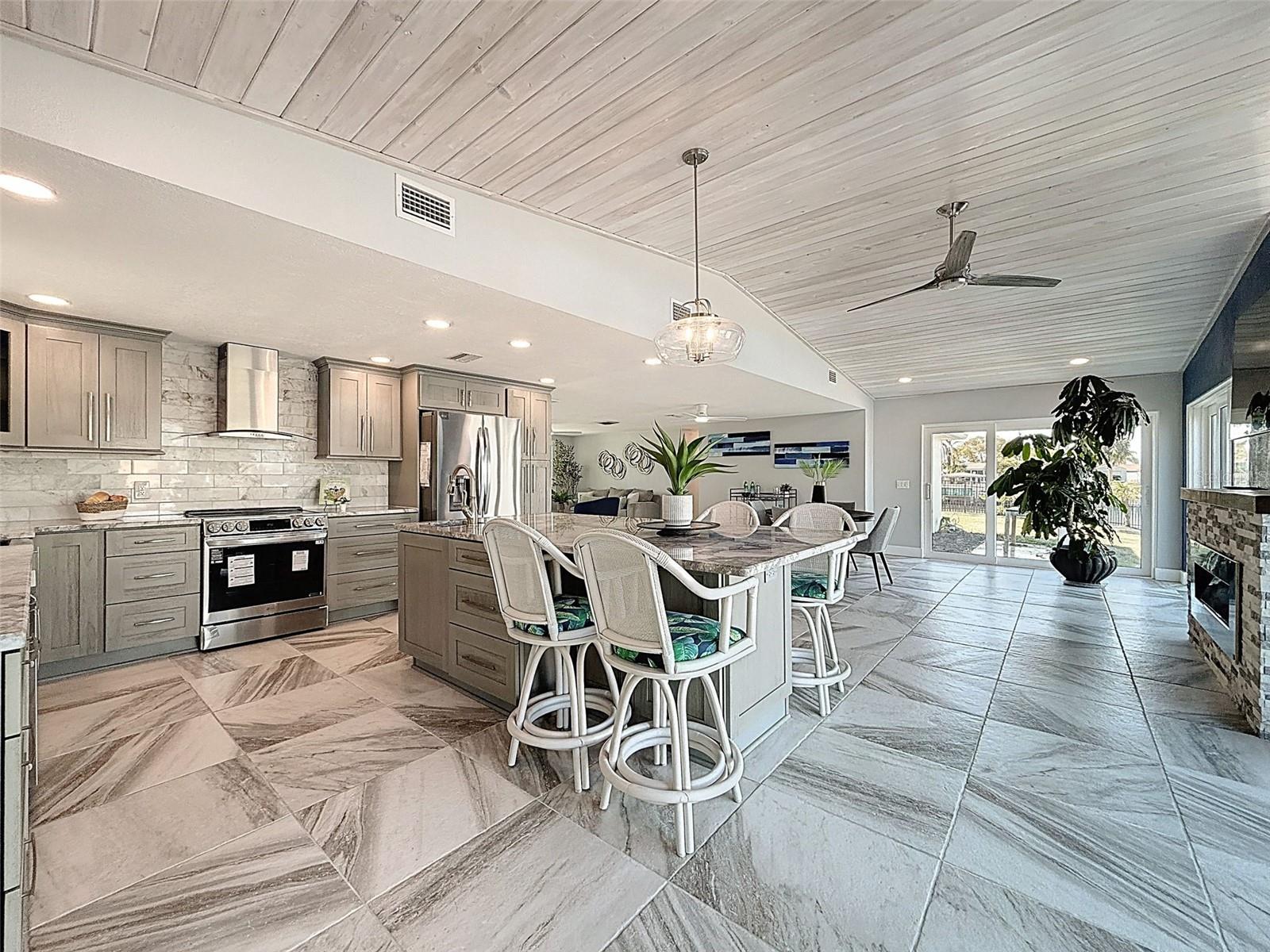 Listing photo id 17 for 12821 2nd Isle