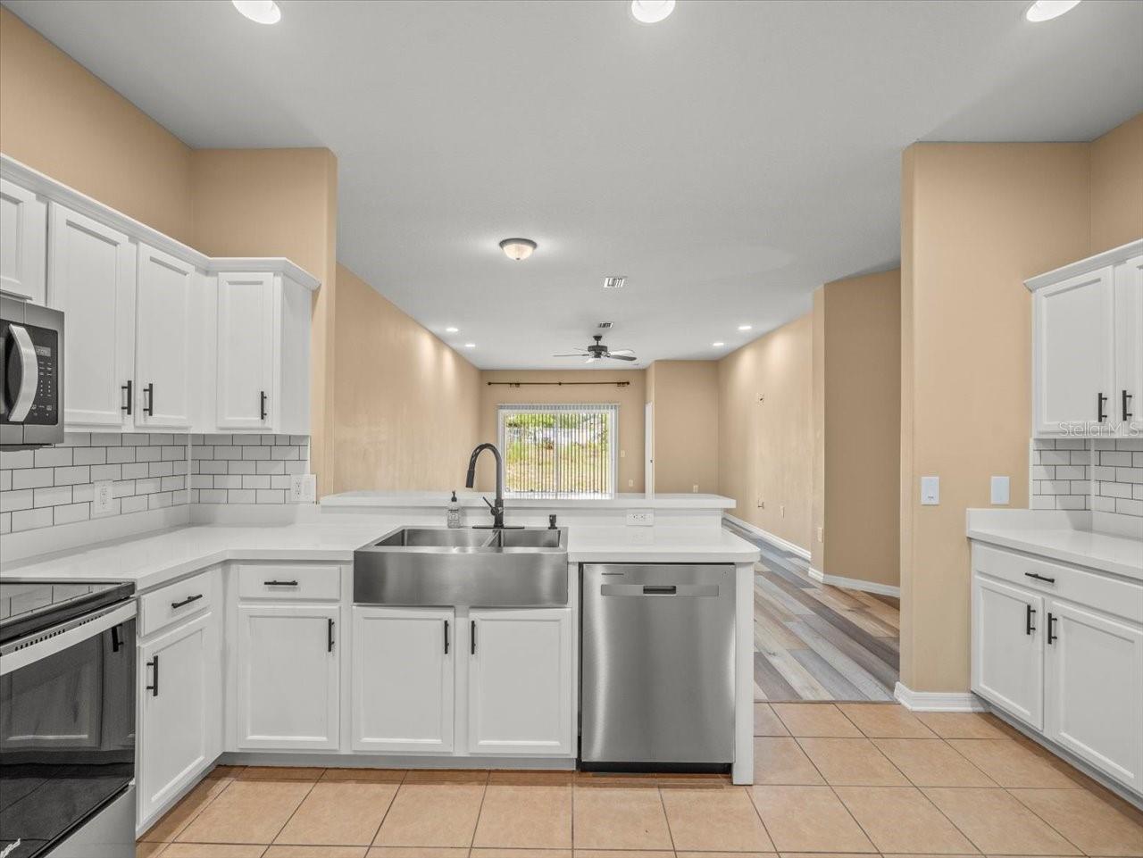 Listing photo id 11 for 13049 Moonstone Way