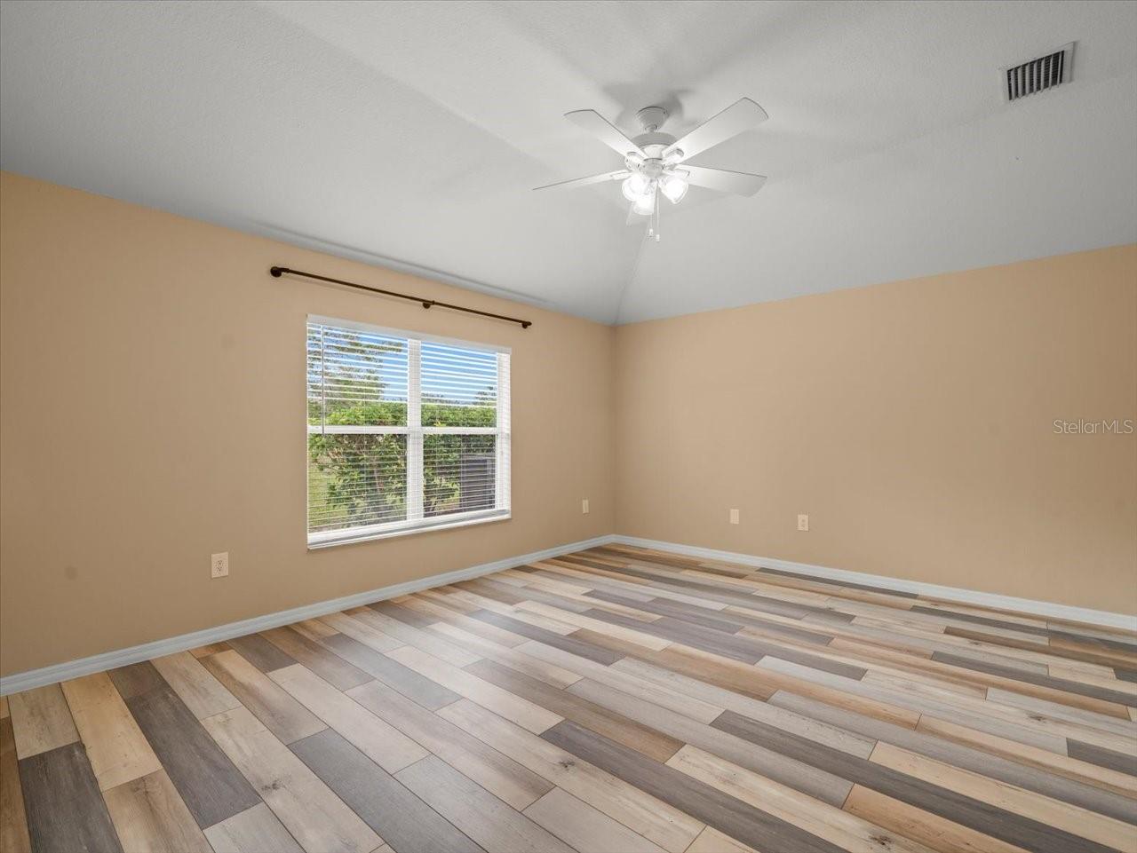 Listing photo id 23 for 13049 Moonstone Way