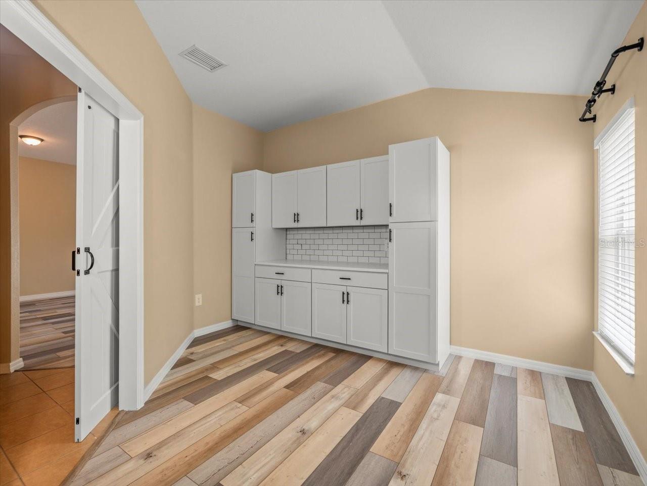 Listing photo id 3 for 13049 Moonstone Way