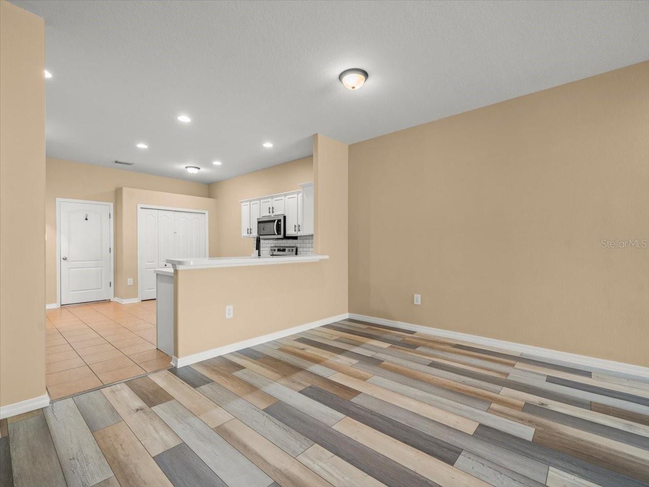 Listing photo id 5 for 13049 Moonstone Way