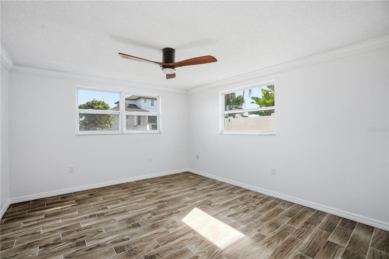 Image 21 of 56 For 9837 Island Harbor Drive