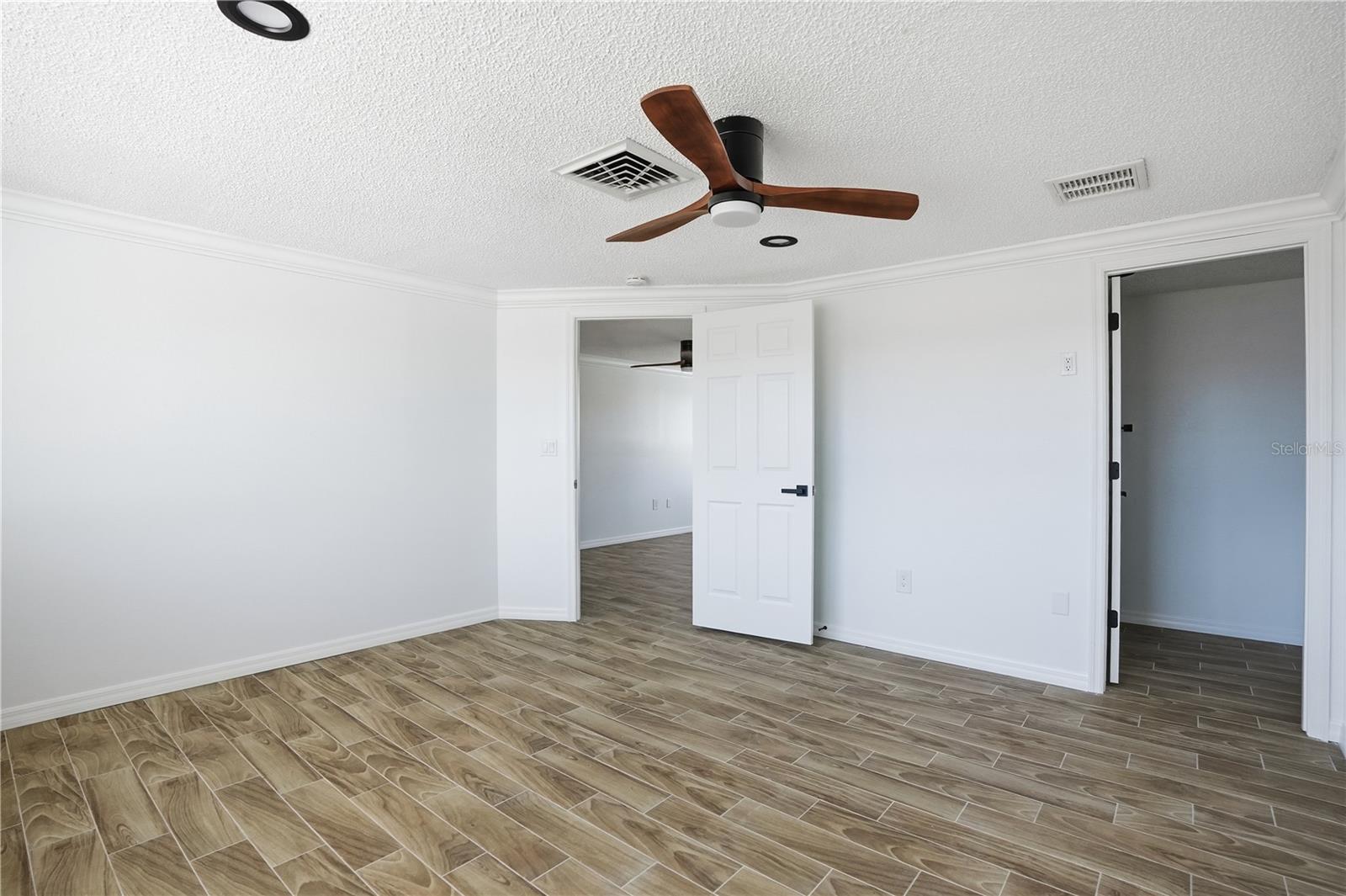 Image 26 of 56 For 9837 Island Harbor Drive