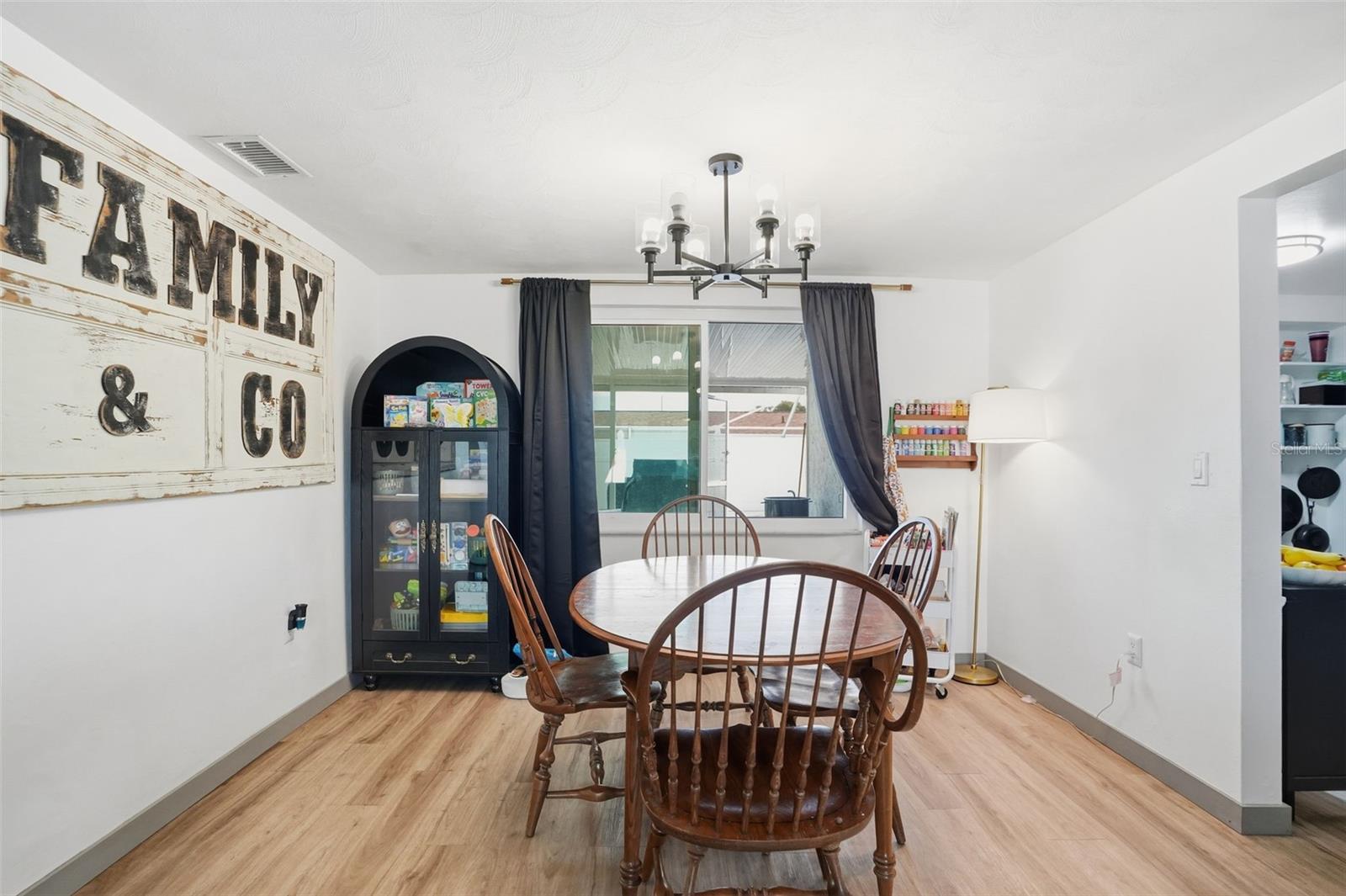 Listing photo id 15 for 7628 Dale Drive