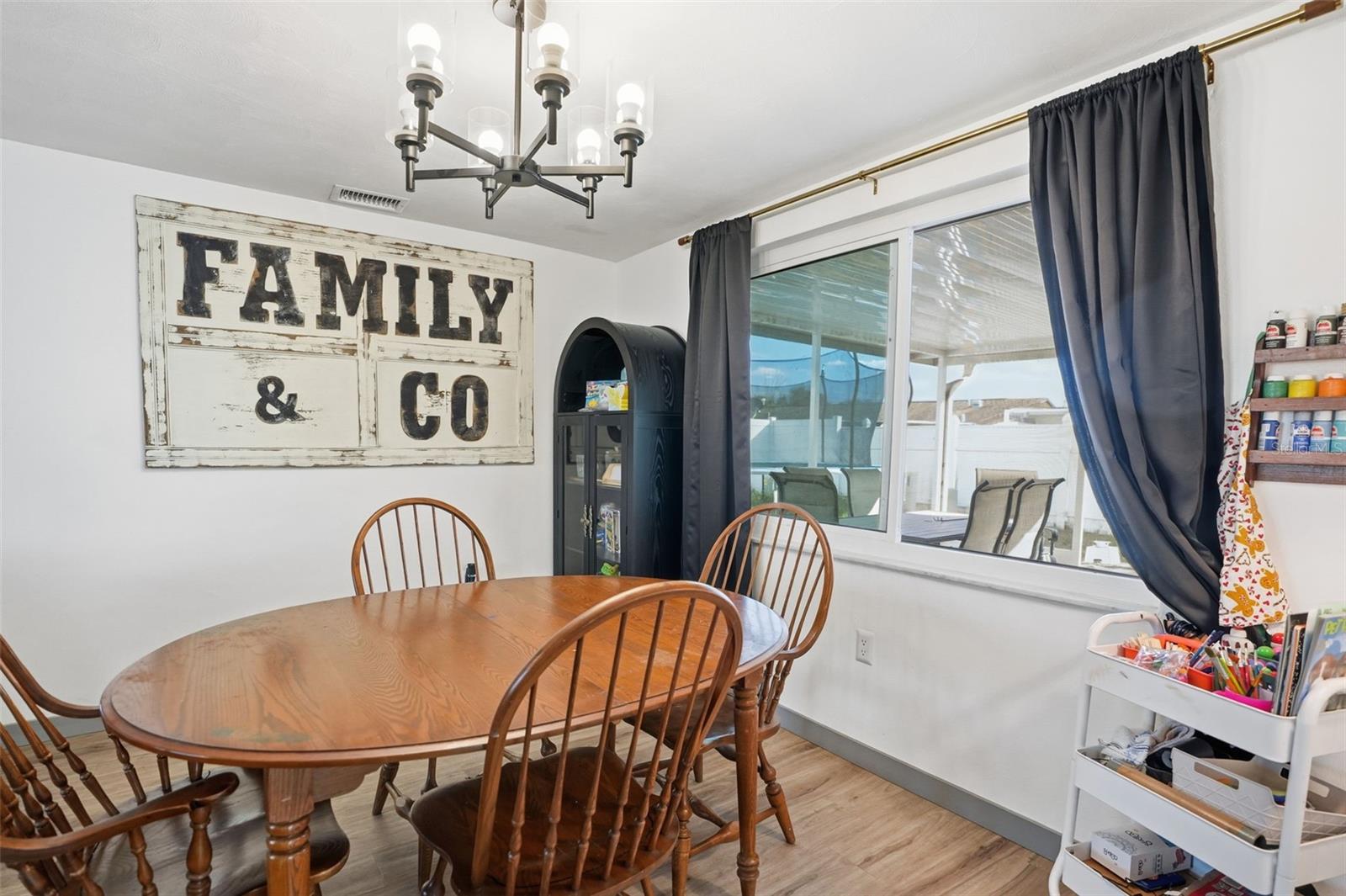 Listing photo id 17 for 7628 Dale Drive