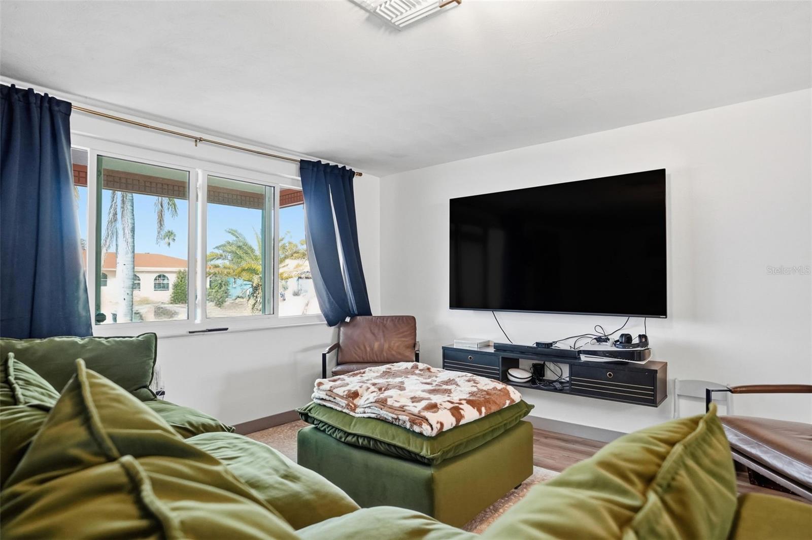 Listing photo id 5 for 7628 Dale Drive