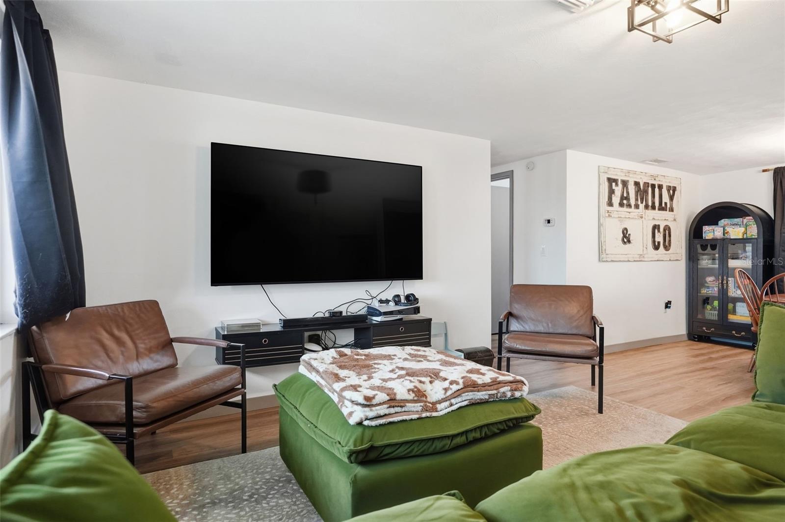 Listing photo id 6 for 7628 Dale Drive