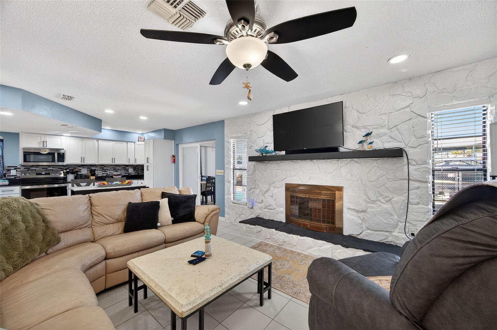 Listing photo id 10 for 7623 Mako Drive