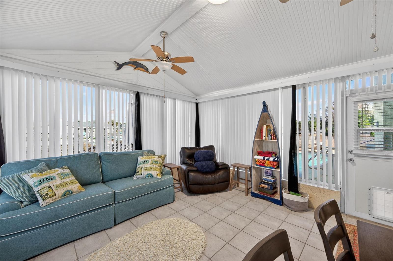 Listing photo id 16 for 7623 Mako Drive