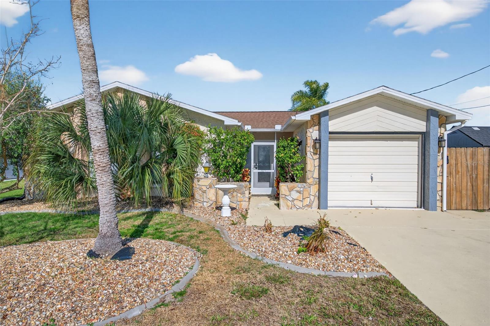 Listing photo id 1 for 7623 Mako Drive