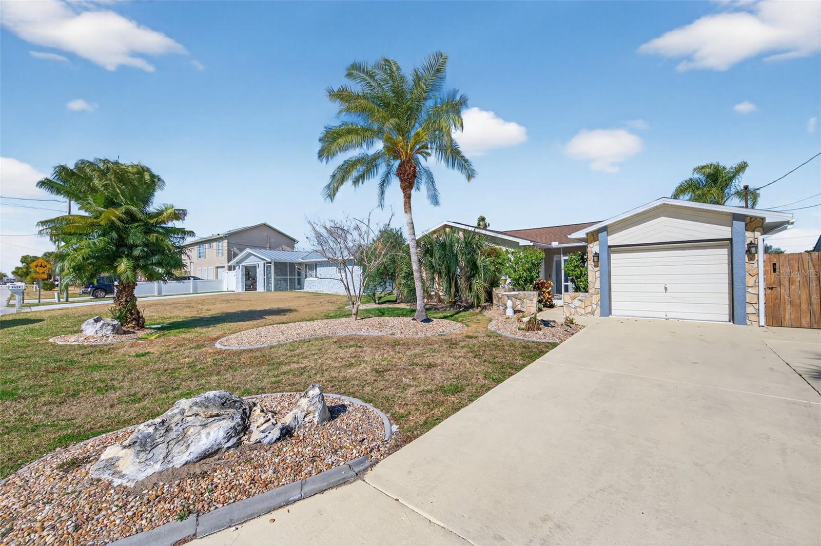 Listing photo id 4 for 7623 Mako Drive
