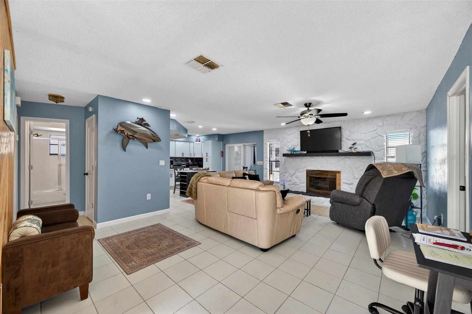 Listing photo id 5 for 7623 Mako Drive