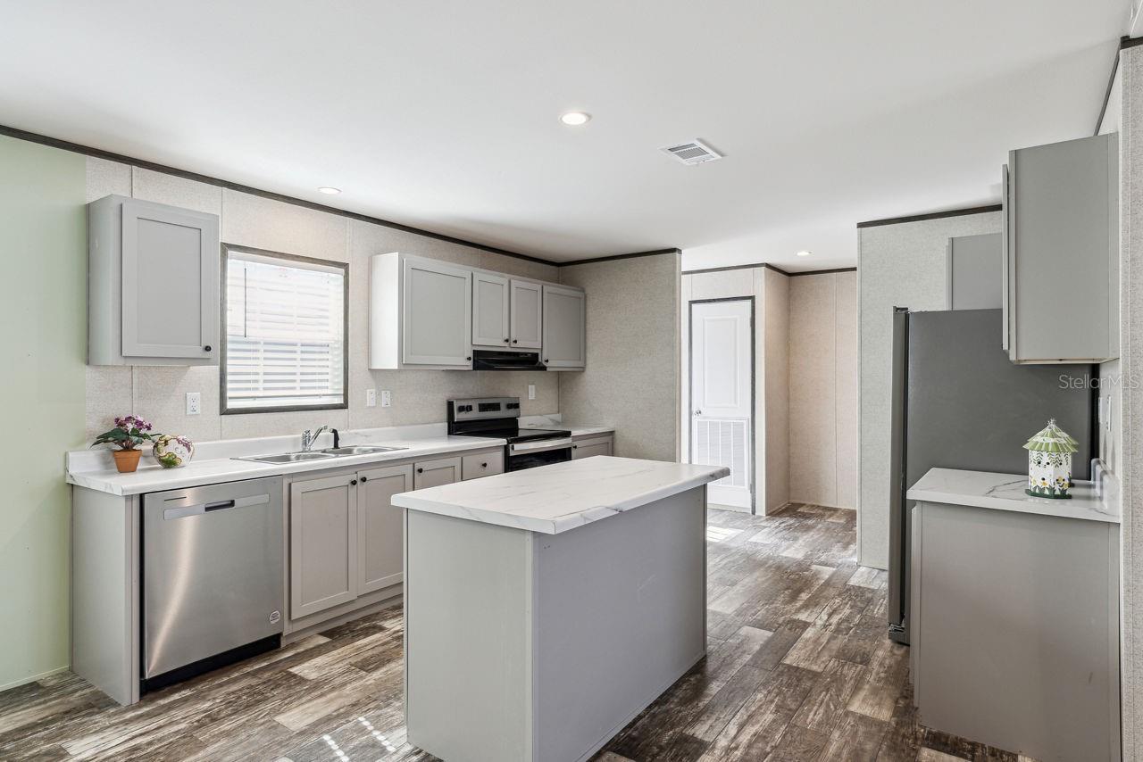 Image 16 of 29 For 16077 Bradenton Street