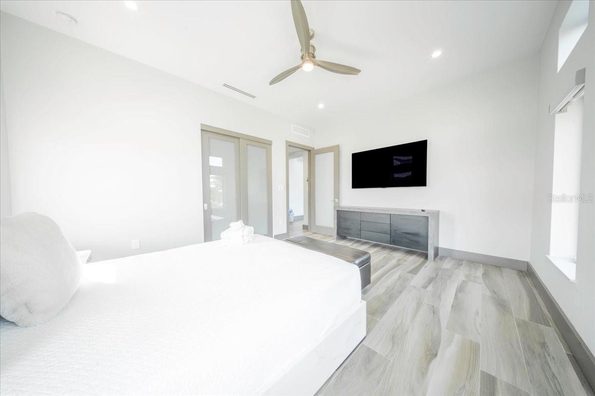 Image 40 of 85 For 118 Avenue E