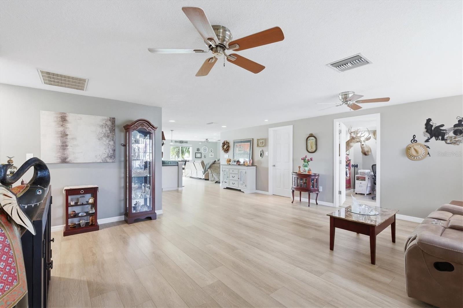 Listing photo id 8 for 13711 Evelane Drive