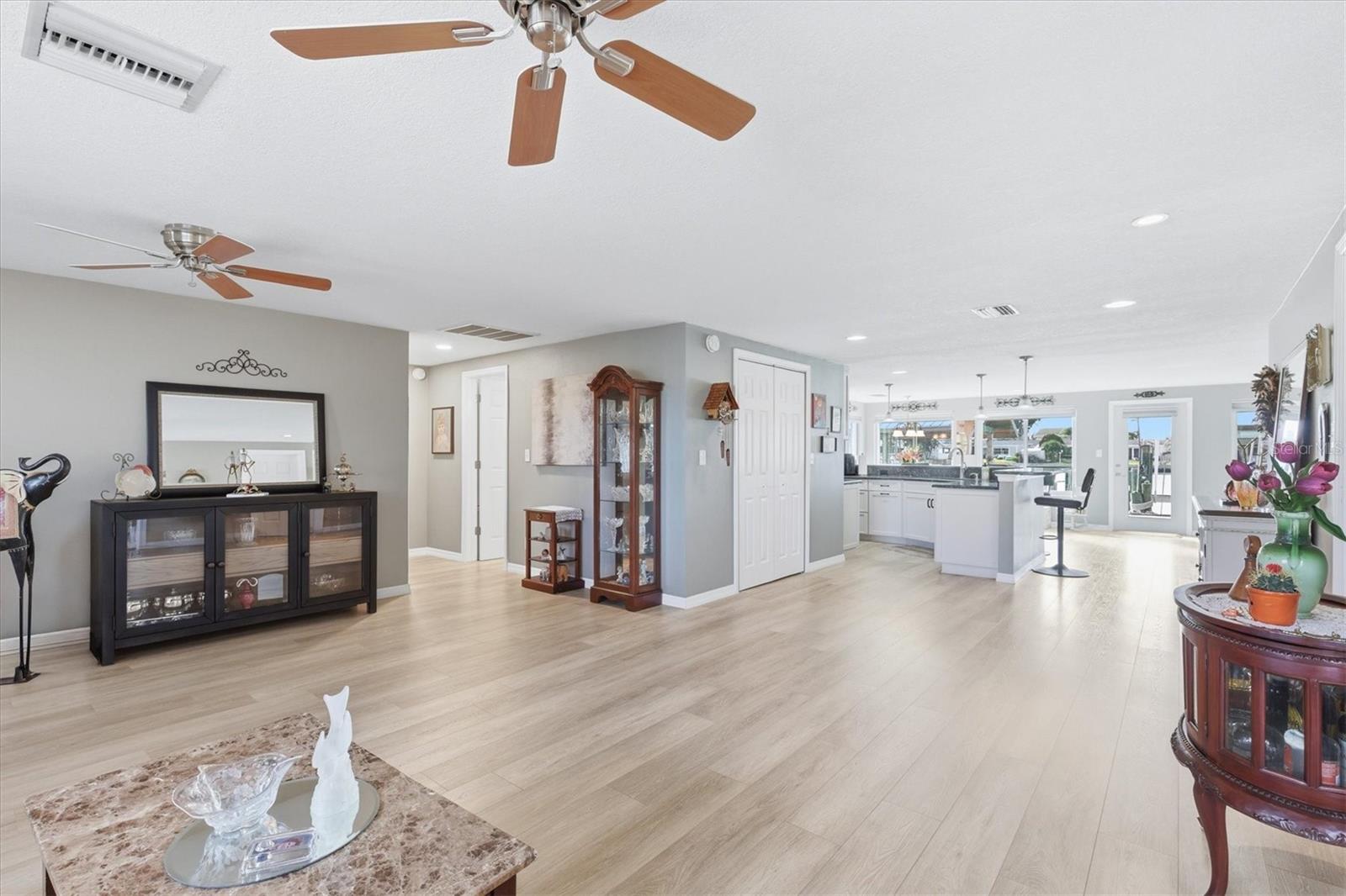 Listing photo id 10 for 13711 Evelane Drive