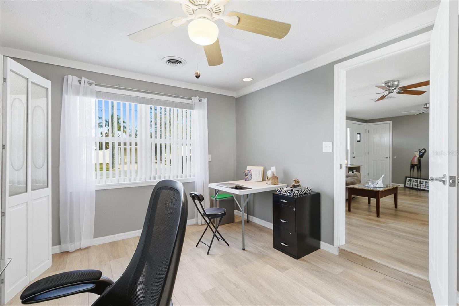 Listing photo id 15 for 13711 Evelane Drive