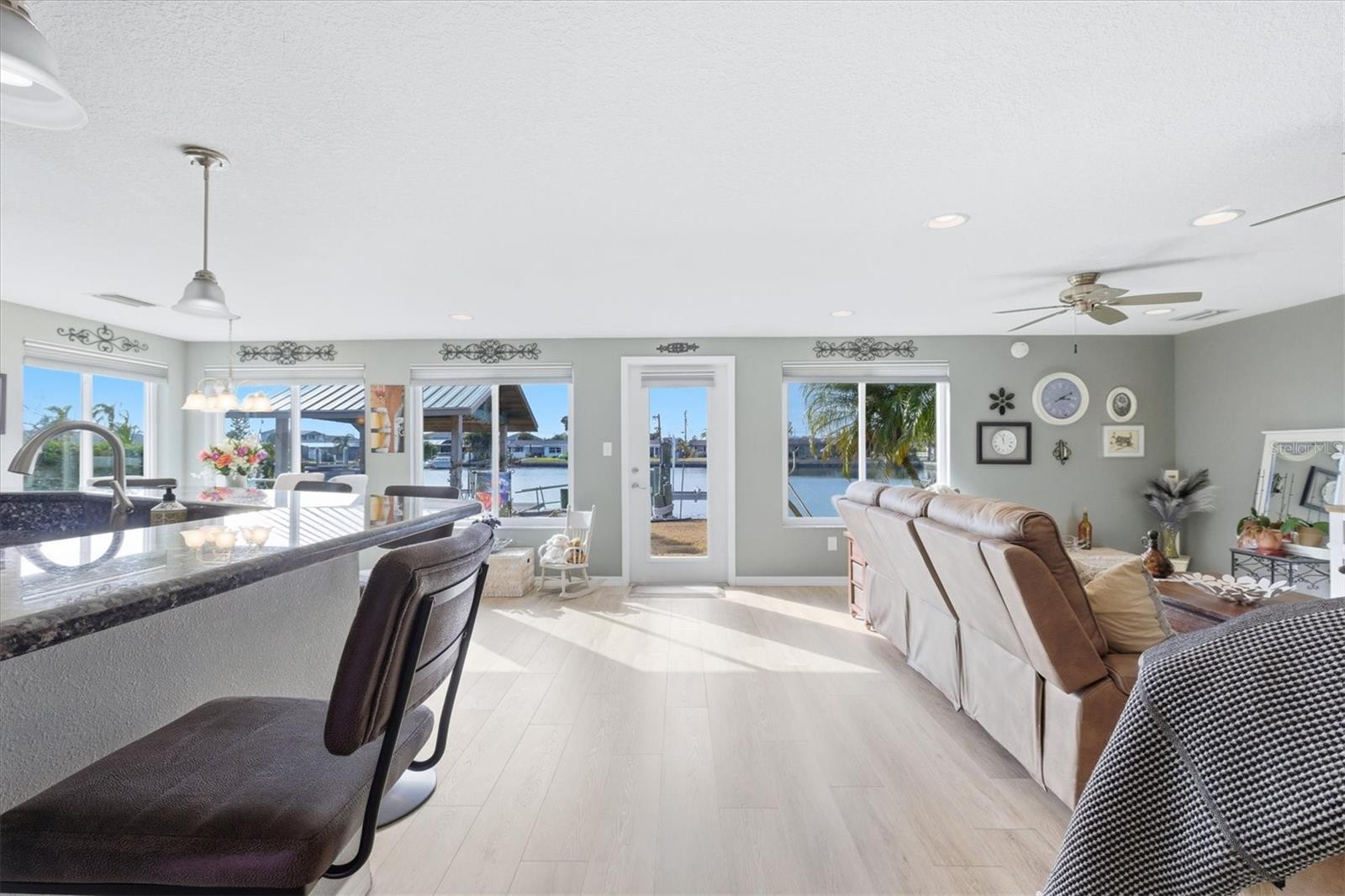 Listing photo id 16 for 13711 Evelane Drive