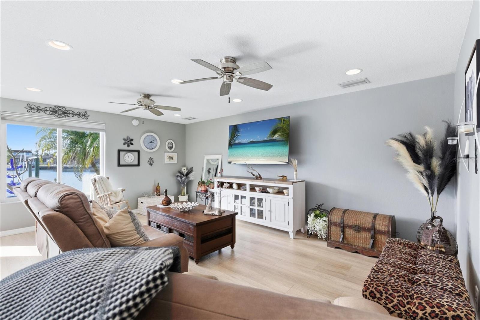 Listing photo id 17 for 13711 Evelane Drive