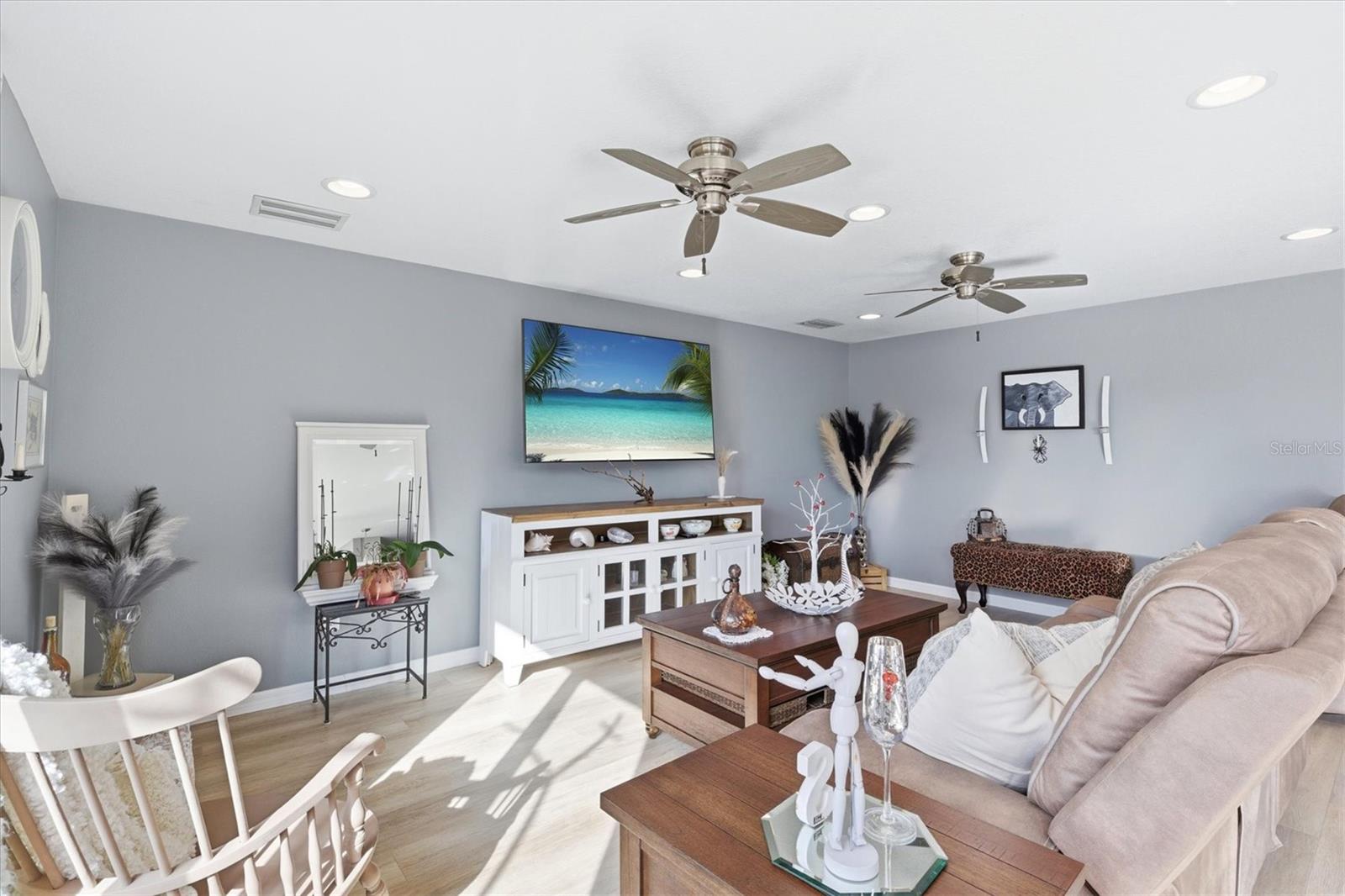 Listing photo id 18 for 13711 Evelane Drive