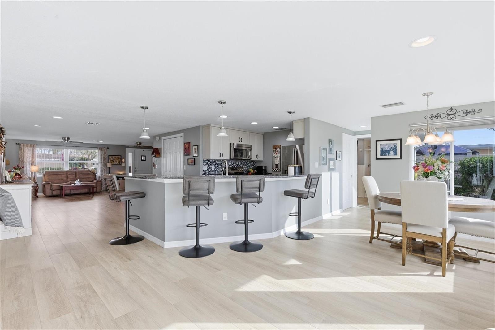 Listing photo id 21 for 13711 Evelane Drive