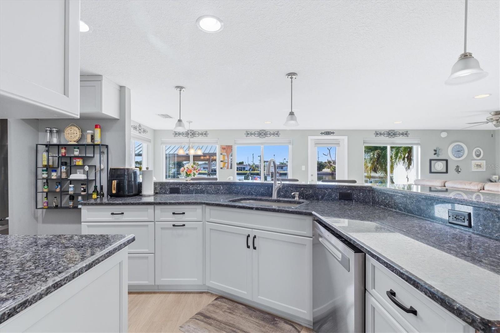 Listing photo id 25 for 13711 Evelane Drive