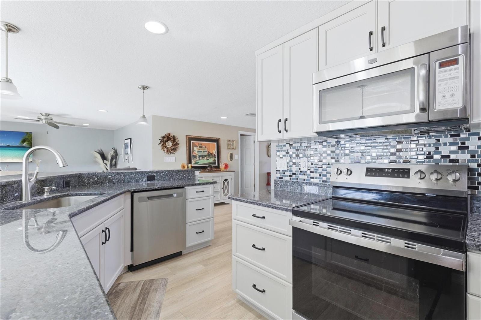 Listing photo id 27 for 13711 Evelane Drive