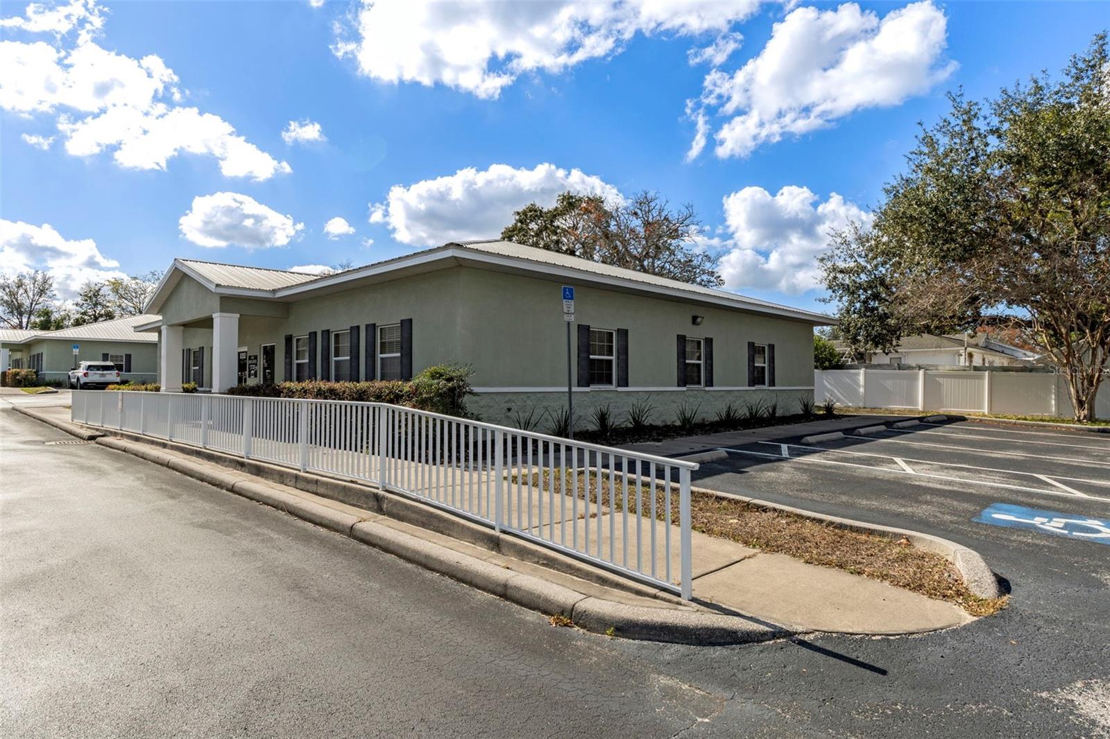 Image 4 of 41 For 8352 Forest Oaks Boulevard