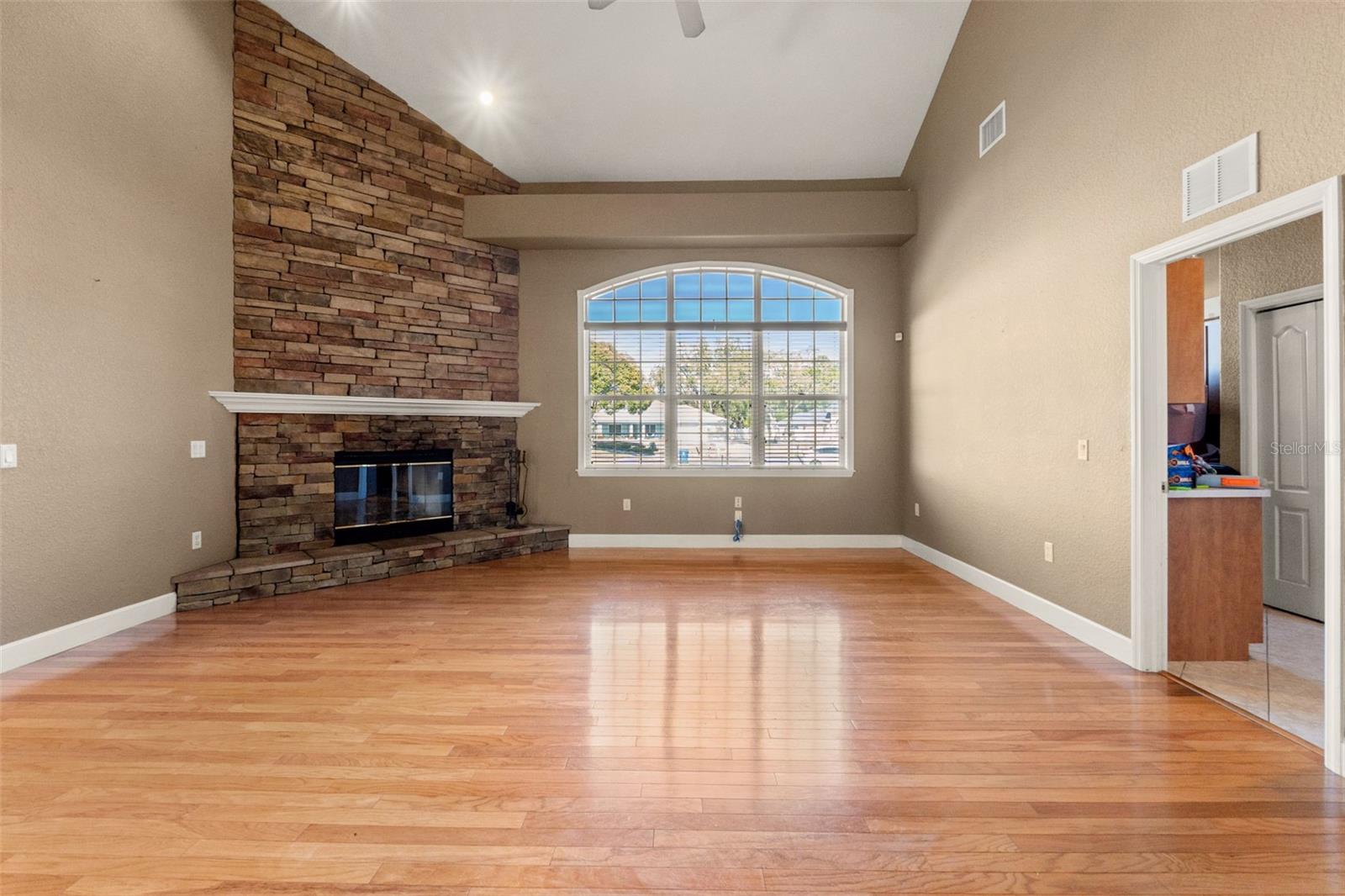 Image 21 of 56 For 421 Nessler Way