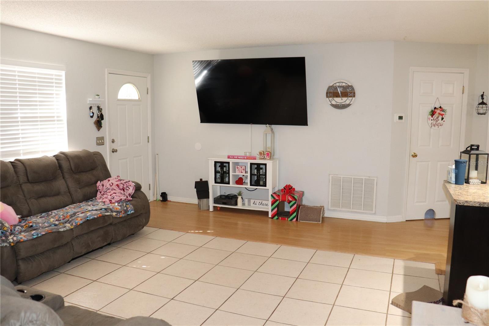 Listing photo id 11 for 12387 Seagate Street