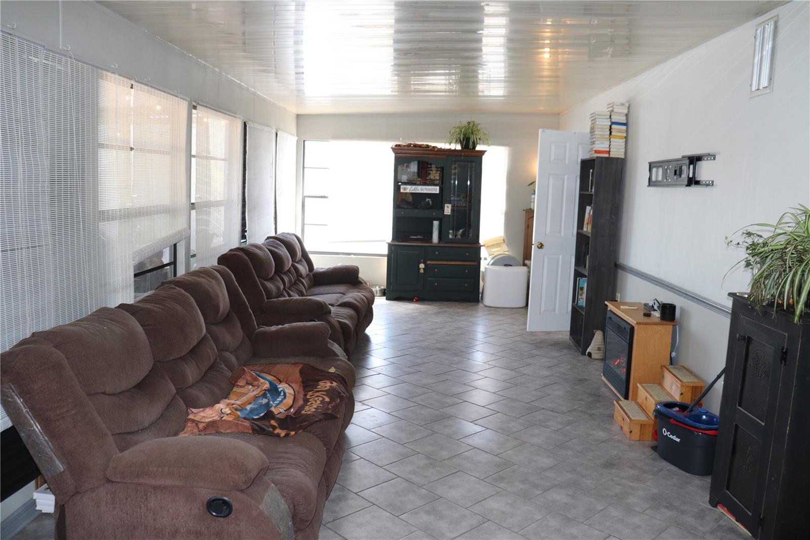 Listing photo id 27 for 12387 Seagate Street