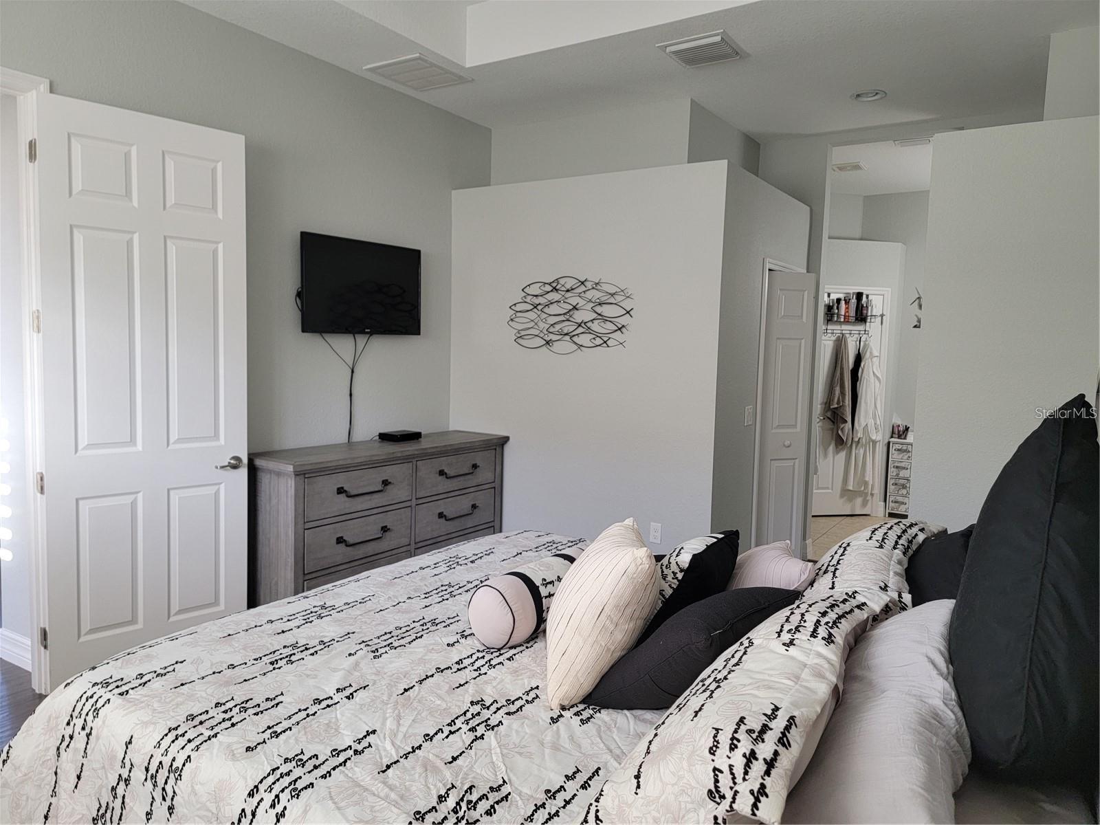 Listing photo id 15 for 4748 Wheel House Drive