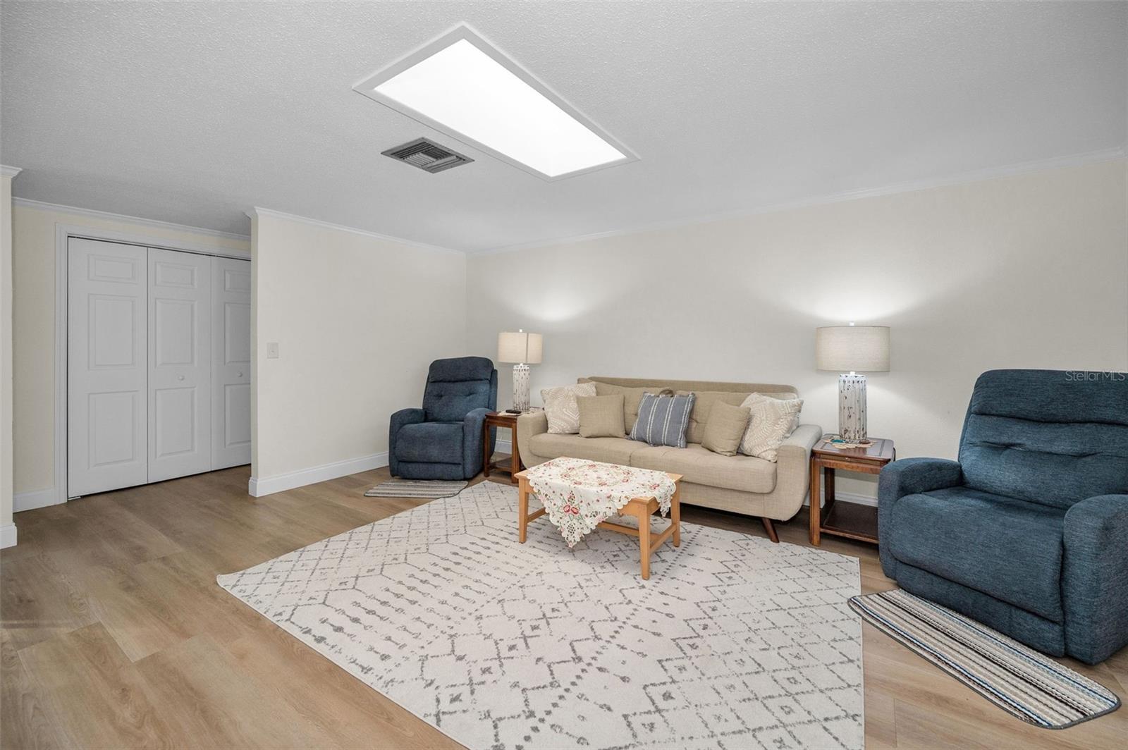 Image 6 of 32 For 817 Riverside Drive