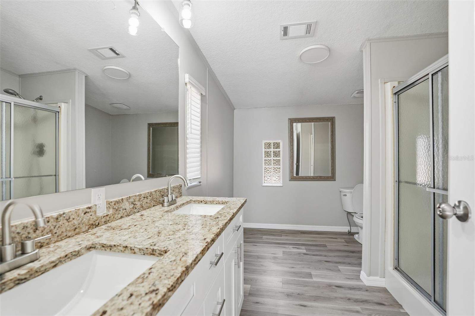 Image 18 of 45 For 27047 Hiawatha Boulevard