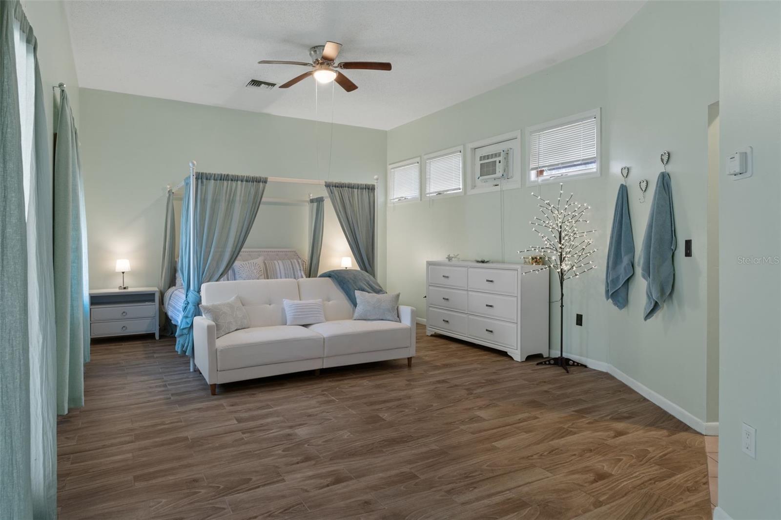 Listing photo id 26 for 8301 Congress Street