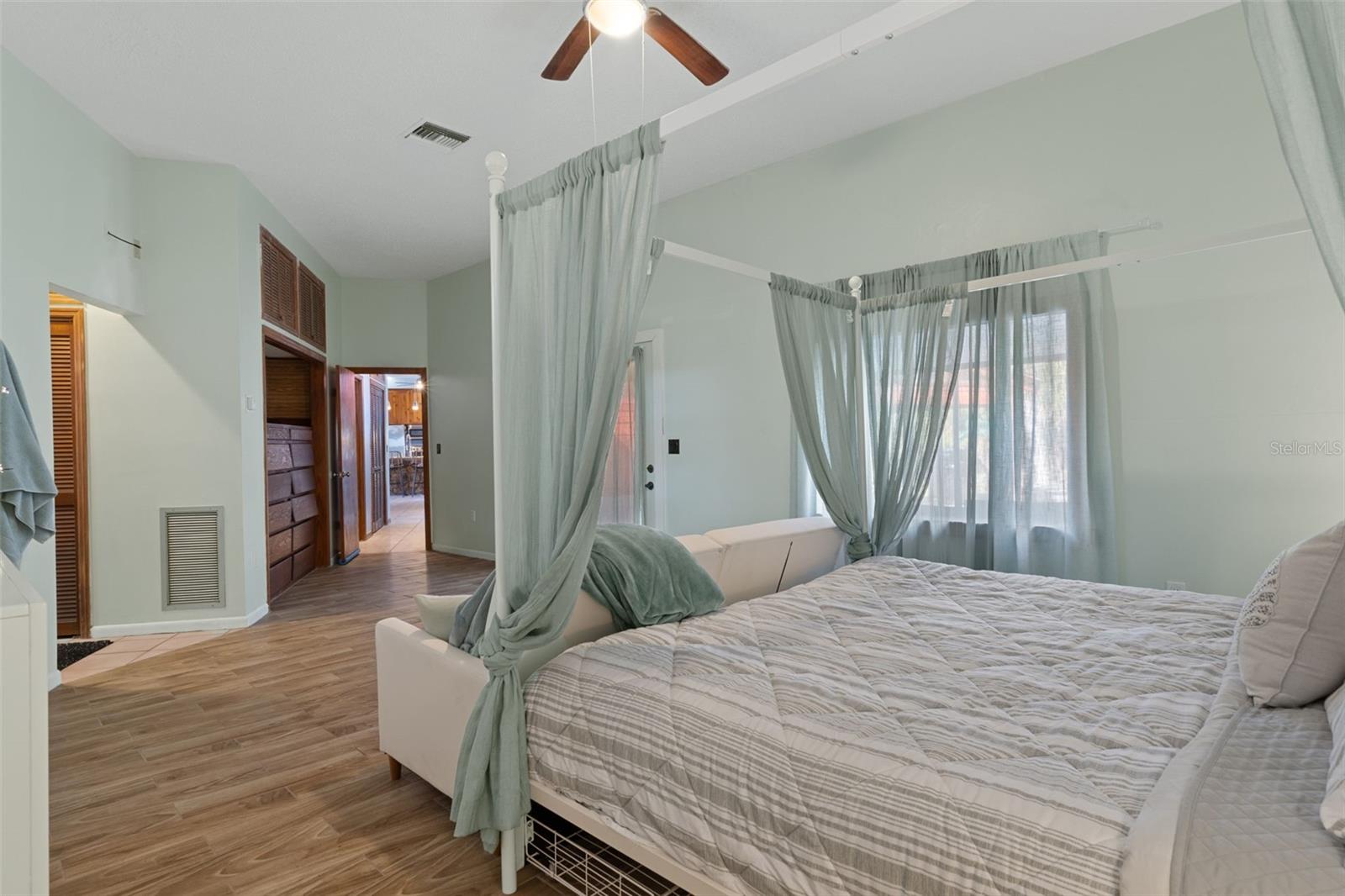 Listing photo id 28 for 8301 Congress Street