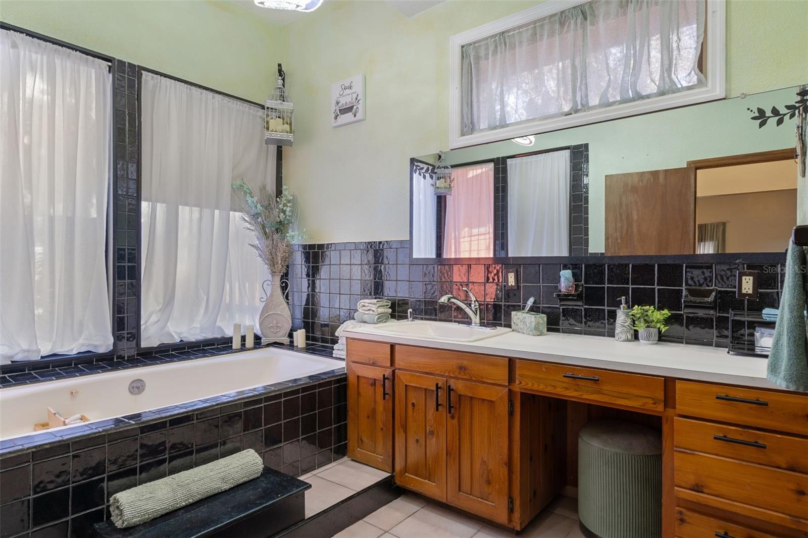 Listing photo id 30 for 8301 Congress Street