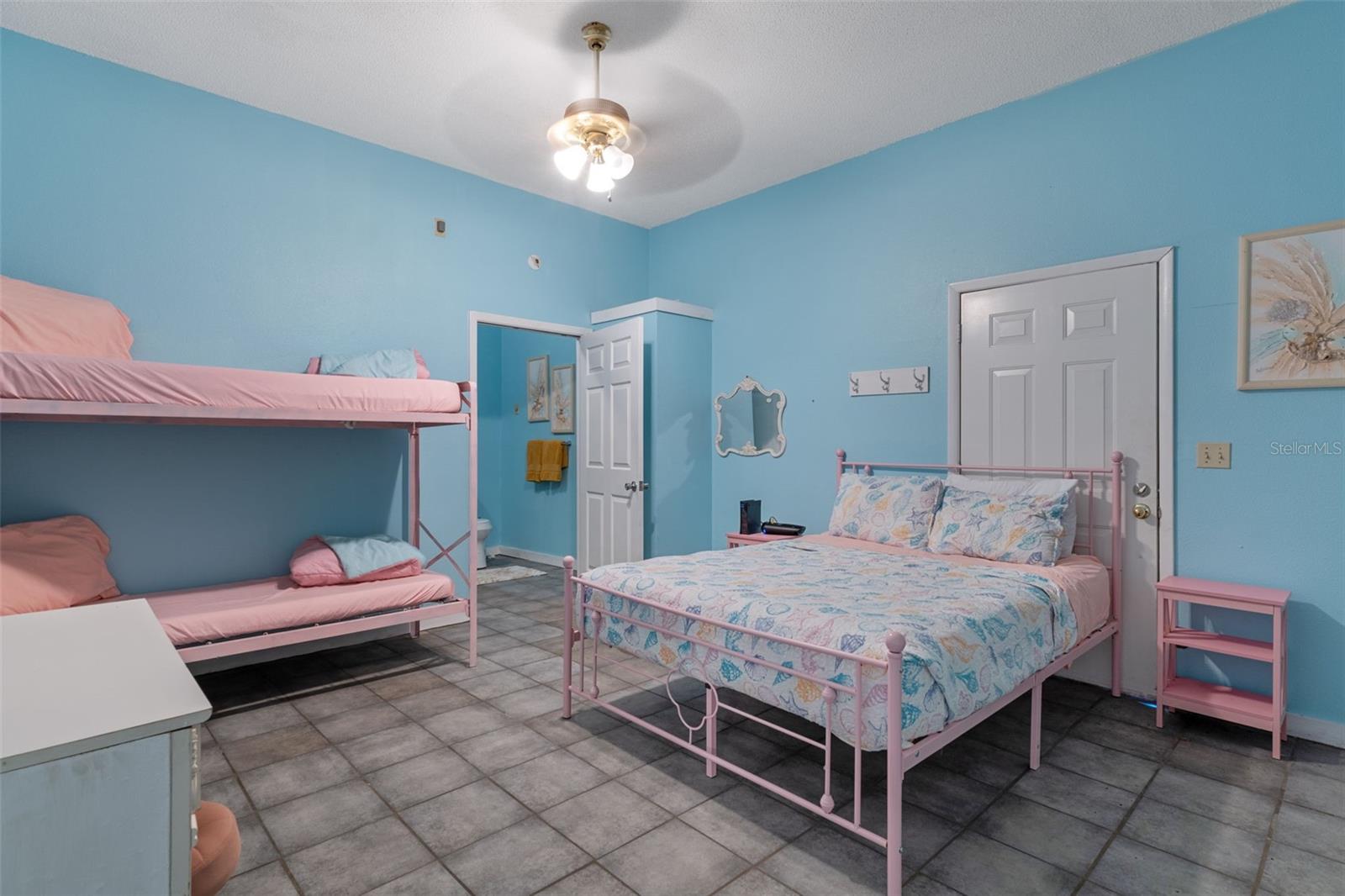 Listing photo id 51 for 8301 Congress Street