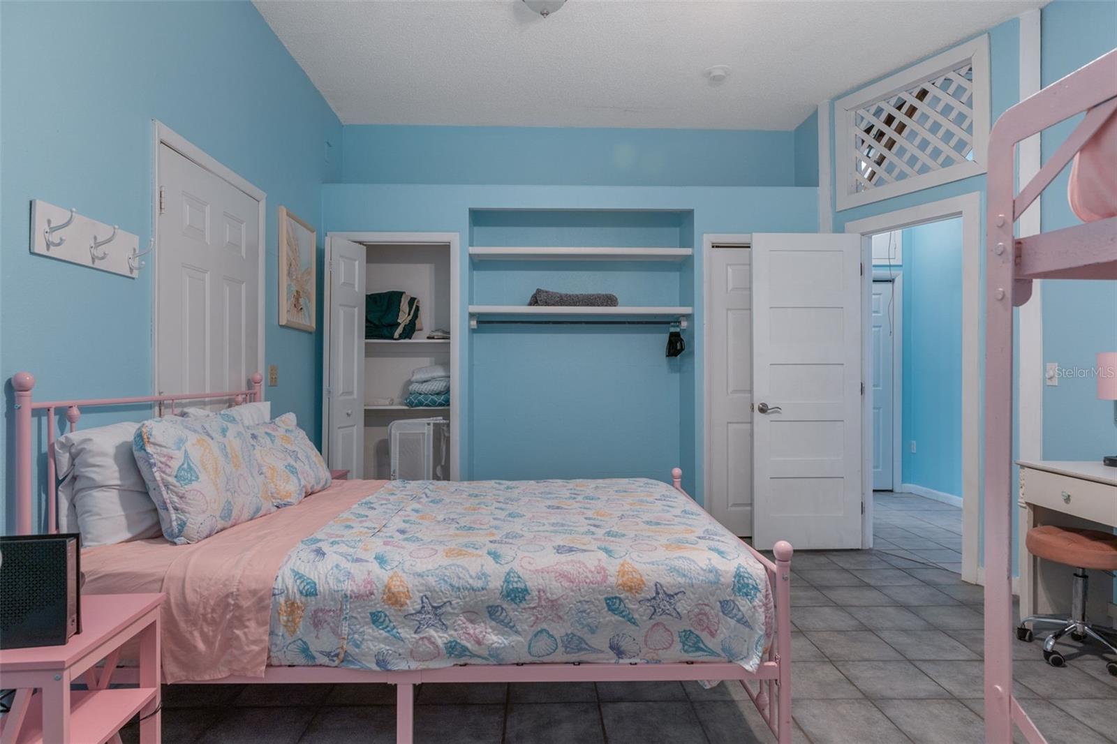 Listing photo id 52 for 8301 Congress Street