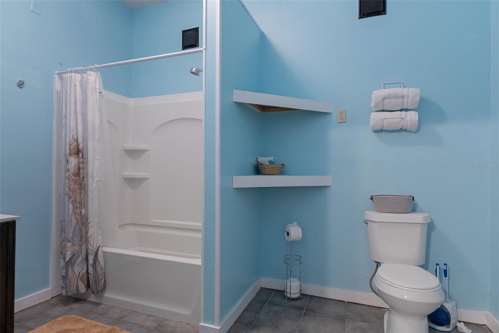 Listing photo id 54 for 8301 Congress Street