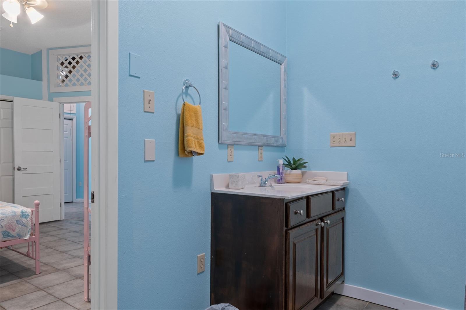 Listing photo id 55 for 8301 Congress Street