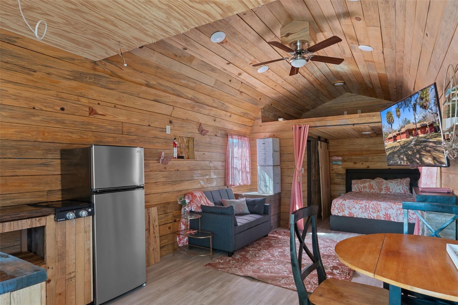 Listing photo id 75 for 8301 Congress Street