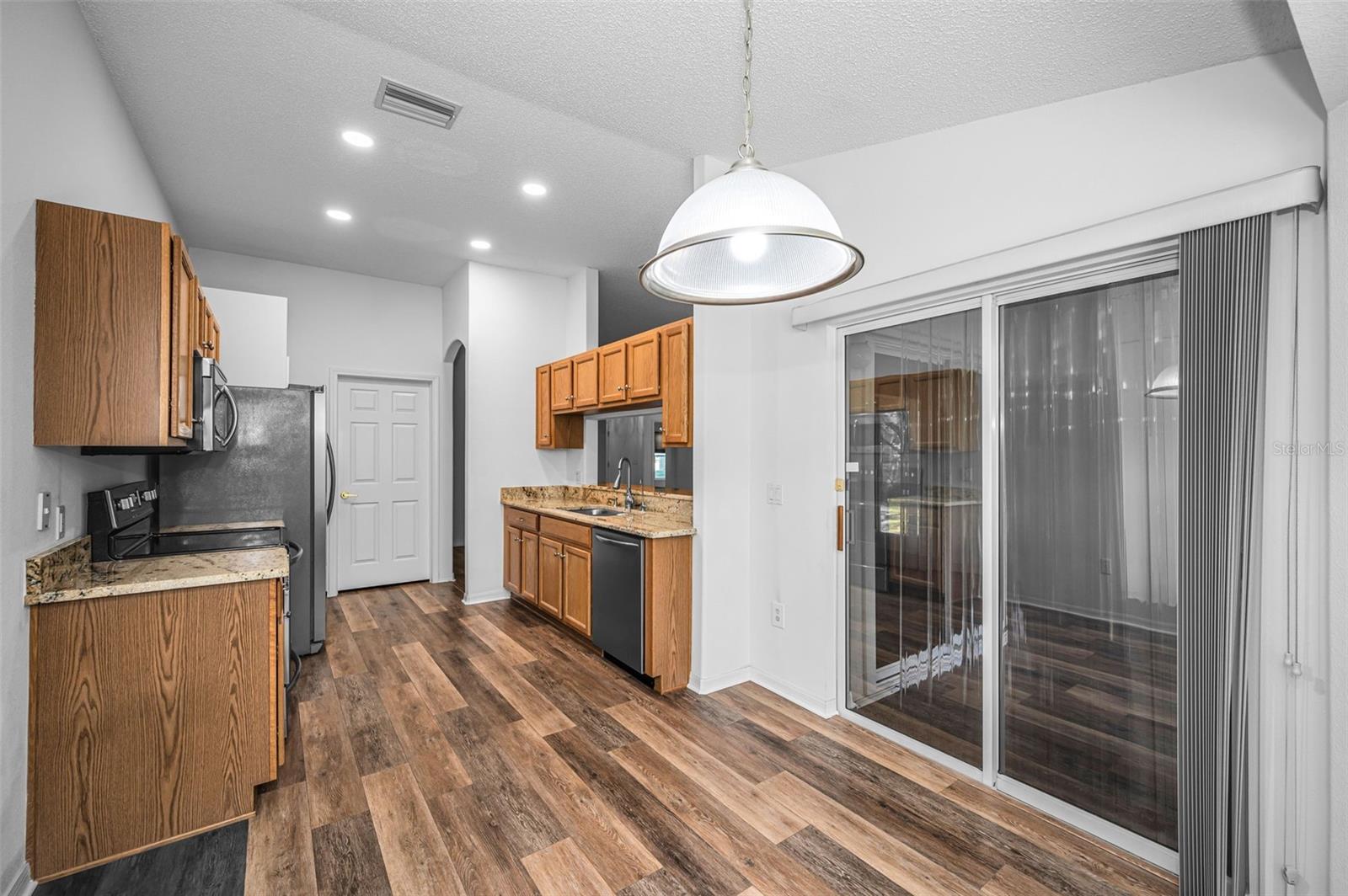 Image 18 of 100 For 1549 Arlington Oaks Court